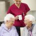 Två damer äter lunch på ett äldreboende