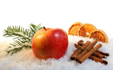 Juldekoration med äpple torkade apelsinskivor och kanelstänger