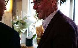 Crister Persson hälsar på en av sina gäster vid Öppet hus