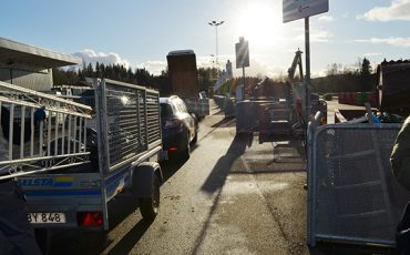 bilar med avfall på släp på ÅVC Returen