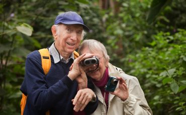 ett äldre par med kikare
