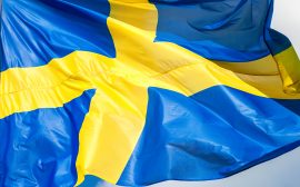 Svenska flaggan vajar i vinden