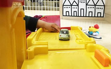 Leksaksbil och en barnhand
