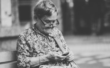 Äldre kvinna med mobil