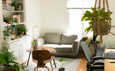 ett rum med stol, bord, soffa och fönster