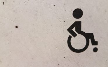 tecknad bild av en rullstol