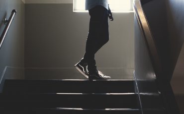 En människa som står på en trappavsats.