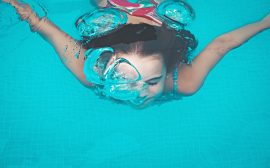 flicka som simmare under vattnet