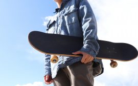 människa med skateboard