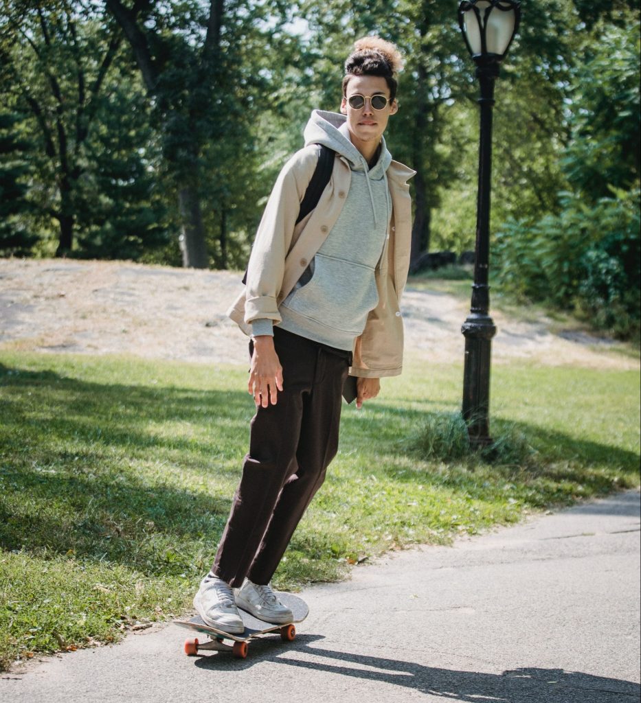 Kille åker skateboard