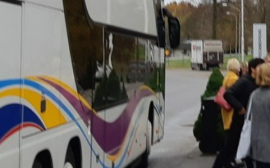 Buss med elever utanför Svedbergs i Dalstorp