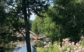 Bro i Uddebo rasat och ska tas bort med hjälp av lyftkrn